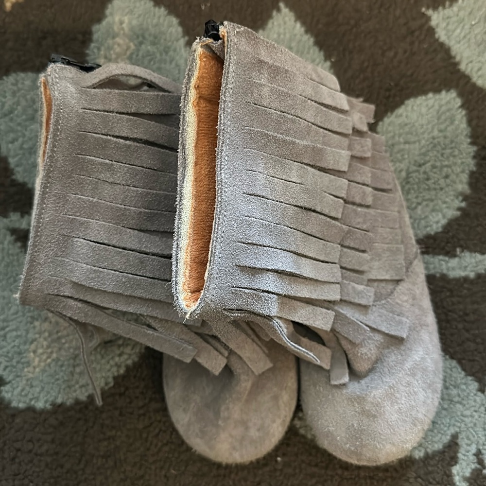 NWOT Monkey feet grey fringe boots size 3-4 years